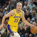 Austin Reaves Lakers contrato Apr 25, 2025; Minneapolis, Minnesota, USA; Los Angeles Lakers guard Austin Reaves (15) dribbles the ball against the Minnesota Timberwolves during game three of first round for the 2024 NBA Playoffs at Target Center.