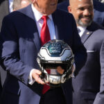 Lesões Cerebrais, Casa Branca Apr 28, 2025; Washington, DC, USA; Detail of helmet held by President Donald Trump as he honors the Super Bowl LIX champion Philadelphia Eagles at The White House in Washington D.C., on April 28, 2025. Mandatory Credit: Josh Morgan-USA TODAY via Imagn Images