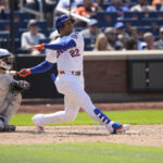 Resumo MLB May 1, 2025; New York City, New York, USA; New York Mets right fielder Juan Soto (22) hits a home run against the Arizona Diamondbacks during the sixth inning at Citi Field. Mandatory Credit: Gregory Fisher-Imagn Images