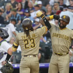 Resumo MLB May 10, 2025; Denver, Colorado, USA; San Diego Padres outfielder Fernando Tatis Jr. (23) is congratulated by San Diego Padres outfielder Jason Heyward (22) after his home run in the fifth inning against the Colorado Rockies at Coors Field. Mandatory Credit: John Leyba-Imagn Images