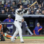 Resumo MLB May 18, 2025; Bronx, New York, USA; New York Yankees left fielder Cody Bellinger (35) hits a grand slam home run in the eighth inning against the New York Mets at Yankee Stadium. Mandatory Credit: Wendell Cruz-Imagn Images