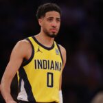 Tyrese Haliburton Update Lesão May 21, 2025; New York, New York, USA; Indiana Pacers guard Tyrese Haliburton (0) reacts in the third quarter against the New York Knicks during game one of the eastern conference finals for the 2025 NBA Playoffs at Madison Square Garden.
