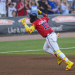 May 23, 2025; Cumberland, Georgia, USA; Atlanta Braves right fielder Ronald Acuna Jr (13) reacts after hitting a lead off home run against the San Diego Padres during the first inning at Truist Park. Mandatory Credit: Dale Zanine-Imagn Images Resumo MLB