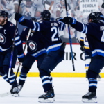 Jets correm atrás, vencem Blues na prorrogação e avançam nos playoffs