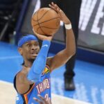 Finais da NBA - Jun 8, 2025; Oklahoma City, Oklahoma, USA; Oklahoma City Thunder guard Shai Gilgeous-Alexander (2) shoots the ball against Indiana Pacers center Thomas Bryant (3) during the second half during game two of the 2025 NBA Finals at Paycom Center. Mandatory Credit: Kyle Terada-Imagn Images