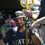 Resumo MLB Jun 20, 2025; Chicago, Illinois, USA; Seattle Mariners catcher Cal Raleigh (29) celebrates in the dugout after hitting a two run home run against the Chicago Cubs during the seventh inning at Wrigley Field. Mandatory Credit: Matt Marton-Imagn Images