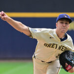 Resumo MLB Jun 25, 2025; Milwaukee, Wisconsin, USA; Milwaukee Brewers starting pitcher Jacob Misiorowski (32) throws a pitch in the fifth inning against the Pittsburgh Pirates at American Family Field. Mandatory Credit: Benny Sieu-Imagn Images