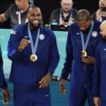 Olimpíadas 2028 mudanças Aug 10, 2024; Paris, France; United States guard Anthony Edwards (5) and guard LeBron James (6) and guard Kevin Durant (7) and guard Derrick White (8) celebrate with their gold medals on the podium after defeating France in the men's basketball gold medal game during the Paris 2024 Olympic Summer Games at Accor Arena. Mandatory Credit: Rob Schumacher-USA TODAY Sports