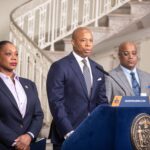 Atirador NFL - Prefeito Nova York - New York City Mayor Eric Adams, Police Commissioner Keechant Sewell, and Deputy Mayor Philip Banks discuss security measures in place for the arraignment of former President Donald Trump on Tuesday during a press conference at City Hall April 3, 2022.