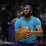 Ala Josh Okogie acertou por um ano com o Houston Rockets