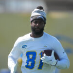 May 20, 2025; El Segundo, CA, USA; Los Angeles Chargers receiver Mike Williams (81) controls the ball during offseason workouts at The Bolt. Mandatory Credit: Kirby Lee-Imagn Images