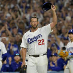 Resumo MLB Jul 2, 2025; Los Angeles, California, USA; Los Angeles Dodgers starting pitcher Clayton Kershaw (22) acknowledges the crowd after striking out Chicago White Sox third baseman Vinny Capra (41) for his 3000th career strike at Dodger Stadium. Mandatory Credit: Jayne Kamin-Oncea-Imagn Images