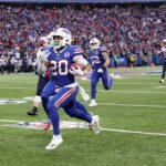 The Bills' Nyheim Hines returns this kickoff 101 yards for a touchdown against the Patriots. This was his second kickoff return for a touchdown in a 35-23 Buffalo win.