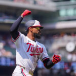 Resumo MLB Jul 12, 2025; Minneapolis, Minnesota, USA; Minnesota Twins outfielder Byron Buxton (25) celebrates his home run for the cycle against the Pittsburgh Pirates in the seventh inning at Target Field. Mandatory Credit: Brad Rempel-Imagn Images