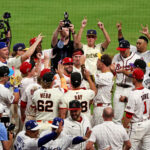 Resumo MLB Jul 15, 2025; Cumberland, Georgia, USA; National League designated hitter Kyle Schwarber (12) of the Philadelphia Phillies celebrates with his teammates after hitting in the swing off after the 2025 MLB All Star Game ended in a tie at Truist Park. Mandatory Credit: Jordan Godfree-Imagn Images