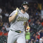 Resumo MLB Jul 25, 2025; Houston, Texas, USA; Athletics designated hitter Nick Kurtz (16) celebrates after hitting his fourth home run of the game during the ninth inning against the Houston Astros at Daikin Park. Mandatory Credit: Troy Taormina-Imagn Images