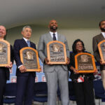 Hall da Fama do beisebol Jul 27, 2025; Cooperstown, NY, USA; Hall of Fame inductee Billy Wanger, Hall of Fame inductee Ichiro Suzuki Hall of Fame inductee CC Sabathia, Willa Allen receiving for Hall of Fame inductee Dick Allen and Dave Parker II receiving for Hall of Fame inductee Dave Parker hold their plaques during the Baseball Hall of Fame Induction Ceremony at the Clark Sports Center. Mandatory Credit: Gregory Fisher-Imagn Images