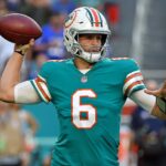 Jay Cutler preso NFL Dec 31, 2017; Miami Gardens, FL, USA; Miami Dolphins quarterback Jay Cutler (6) attempts a pass against the Buffalo Bills during the first half at Hard Rock Stadium. Mandatory Credit: Jasen Vinlove-USA TODAY Sports