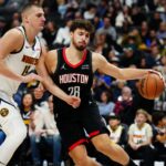 Sengun Jokic técnico compara ambos Dec 8, 2023; Denver, Colorado, USA; Houston Rockets center Alperen Sengun (28) drives at Denver Nuggets center Nikola Jokic (15) in the second quarter at Ball Arena. Mandatory Credit: Ron Chenoy-USA TODAY Sports