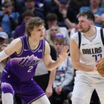 Doncic Giannis Jokic Markkanen Comparação Mar 25, 2024; Salt Lake City, Utah, USA; Dallas Mavericks guard Luka Doncic (77) looks to pass the ball against Utah Jazz forward Lauri Markkanen (23) during the fourth quarter at Delta Center. Mandatory Credit: Rob Gray-USA TODAY Sports