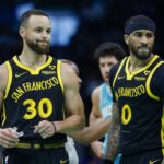 Curry Warriors Retorno Payton II Mar 29, 2024; Charlotte, North Carolina, USA; Golden State Warriors guards Stephen Curry (30) and Gary Payton II look to the bench during a break in the action against the Charlotte Hornets during the first quarter at Spectrum Center. Mandatory Credit: Nell Redmond-USA TODAY Sports