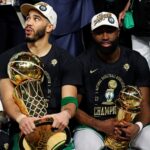 Celtics título novo dono promessas Jun 17, 2024; Boston, Massachusetts, USA; Boston Celtics forward Jayson Tatum (0) and guard Jaylen Brown (7) celebrates with the Larry O’Brian Trophy after beating the Dallas Mavericks in game five of the 2024 NBA Finals to win the NBA Championship at TD Garden. Mandatory Credit: Peter Casey-USA TODAY Sports