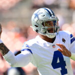 Salários NFL Sep 8, 2024; Cleveland, Ohio, USA; Dallas Cowboys quarterback Dak Prescott (4) warms up before the game between the Cleveland Browns and the Cowboys at Huntington Bank Field. Mandatory Credit: Ken Blaze-Imagn Images