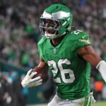 nfl mvp candidato saquon barkley Nov 3, 2024; Philadelphia, Pennsylvania, USA; Philadelphia Eagles running back Saquon Barkley (26) score on a 19-yard touchdown run during the second quarter against the Jacksonville Jaguars at Lincoln Financial Field. Mandatory Credit: Eric Hartline-Imagn Images