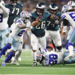 Quando começa a NFL temporada 2025 Nov 10, 2024; Arlington, Texas, USA; Philadelphia Eagles running back Saquon Barkley (26) runs the ball against the Dallas Cowboys in the third quarter at AT&T Stadium. Mandatory Credit: Tim Heitman-Imagn Images