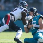 AFC Sul Previsões Ousadas Jaguars Texans Colts Titans Dec 1, 2024; Jacksonville, Florida, USA; Jacksonville Jaguars quarterback Trevor Lawrence (16) slides down in front of Houston Texans linebacker Azeez Al-Shaair (0) in the second quarter in the second quarter at EverBank Stadium. Mandatory Credit: Nathan Ray Seebeck-Imagn Images