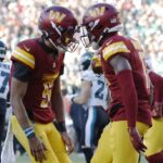Terry McLaurin e Jayden Daniels Commanders Dec 22, 2024; Landover, Maryland, USA; Washington Commanders quarterback Jayden Daniels (5) celebrates with Commanders wide receiver Terry McLaurin (17) after connecting on a touchdown pass against the Philadelphia Eagles during the second quarter at Northwest Stadium. Mandatory Credit: Geoff Burke-Imagn Images