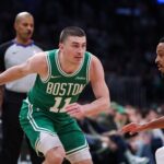 Celtics Payton Pritchard Novo Armador Titular - Jan 12, 2025; Boston, Massachusetts, USA; Boston Celtics guard Payton Pritchard (11) drives to the basket during the first half against the New Orleans Pelicans at TD Garden. Mandatory Credit: Paul Rutherford-Imagn Images