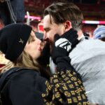 Travis Kelce Taylor Swift camisas 200% Jan 26, 2025; Kansas City, MO, USA; Recording artist Taylor Swift and Kansas City Chiefs tight end Travis Kelce (87) react after the AFC Championship game against the Buffalo Bills at GEHA Field at Arrowhead Stadium. Mandatory Credit: Mark J. Rebilas-Imagn Images