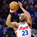Eric Gordon Sonho Olímpico NBA Título Jan 28, 2025; Philadelphia, Pennsylvania, USA; Philadelphia 76ers guard Eric Gordon (23) shoots against the Los Angeles Lakers during the third quarter at Wells Fargo Center. Mandatory Credit: Bill Streicher-Imagn Images