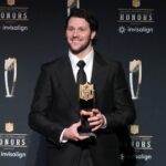 Prêmios da NFL 2025 MVP Josh Allen Feb 6, 2025; New Orleans, LA, USA; Buffalo Bills quarterback Josh Allen poses wtih the Most Valuable Player award during Super Bowl LIX NFL Honors at Saenger Theatre. Mandatory Credit: Kirby Lee-Imagn Images