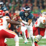 NFL Globo Feb 9, 2025; New Orleans, LA, USA; Philadelphia Eagles quarterback Jalen Hurts (1) runs past Kansas City Chiefs defensive tackle Chris Jones (95) in the second half in Super Bowl LIX at Ceasars Superdome. Mandatory Credit: Mark J. Rebilas-Imagn Images
