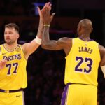 Onde Assistir NBA Lakers LeBron Doncic condições trocas futuras Feb 27, 2025; Los Angeles, California, USA; Los Angeles Lakers forward LeBron James (23) and guard Luka Doncic (77) react after a play during the first quarter against the Minnesota Timberwolves at Crypto.com Arena. Mandatory Credit: Jason Parkhurst-Imagn Images
