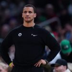 Joe Mazzulla extensão Celtics Mar 6, 2025; Boston, Massachusetts, USA; Boston Celtics head coach Joe Mazzulla watches from the sideline as they take on the Philadelphia 76ers at TD Garden. Mandatory Credit: David Butler II-Imagn Images