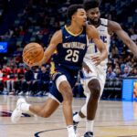 Warriors Spurs interesse Trey Murphy III Mar 13, 2025; New Orleans, Louisiana, USA; New Orleans Pelicans guard Trey Murphy III (25) dribbles against Orlando Magic forward Jonathan Isaac (1) during the second half at Smoothie King Center. Mandatory Credit: Stephen Lew-Imagn Images