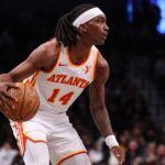 Terance Mann Nets novo jogador Mar 16, 2025; Brooklyn, New York, USA; Atlanta Hawks guard Terance Mann (14) dribbles during the first half against the Brooklyn Nets at Barclays Center. Mandatory Credit: Vincent Carchietta-Imagn Images