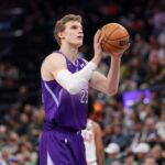 Lauri Markkanen Finlândia Mar 17, 2025; Salt Lake City, Utah, USA; Utah Jazz forward Lauri Markkanen (23) shoots a technical free throw during the first quarter against the Chicago Bulls at Delta Center. Mandatory Credit: Chris Nicoll-Imagn Images