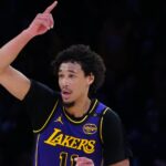 Lakers Jaxson Hayes Três Pontos Mar 17, 2025; Los Angeles, California, USA; Los Angeles Lakers center Jaxson Hayes (11) gestures in the second half against the San Antonio Spurs at Crypto.com Arena. Mandatory Credit: Kirby Lee-Imagn Images
