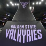 WNBA nova franquia Portland Fire Valkyries GM Jun 1, 2025; San Francisco, California, USA; The Golden State Valkyries name and logo appear on the basket padding before the game against the Minnesota Lynx at Chase Center. Mandatory Credit: Darren Yamashita-Imagn Images