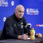 Pacers Rick Carlisle Extensão Contratual -- Jun 5, 2025; Oklahoma City, Oklahoma, USA; Indiana Pacers head coach Rick Carlisle speaks to the media after the Pacers defeat the Oklahoma City Thunder during game one of the 2025 NBA Finals at Paycom Center. Mandatory Credit: Alonzo Adams-Imagn Images