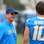NFL Prévia 2025 Los Angeles Chargers Jul 21, 2025; El Segundo, CA, USA; Los Angeles Chargers coach Jim Harbaugh (left) talks with quarterback Justin Herbert (10) at training camp at The Bolt. Mandatory Credit: Kirby Lee-Imagn Images