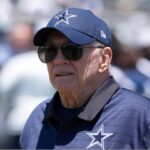 Jerry Jones Dallas Cowboys câncer Jul 27, 2025; Oxnard, CA, USA; Dallas Cowboys owner Jerry Jones at training camp at the River Ridge Fields. Mandatory Credit: Kirby Lee-Imagn Images