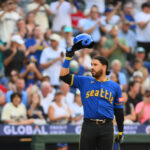 Resumo MLB Jul 31, 2025; Seattle, Washington, USA; Seattle Mariners third baseman Eugenio Suarez (28) acknowledges the crowd during the second inning against the Texas Rangers at T-Mobile Park. Mandatory Credit: Steven Bisig-Imagn Images