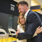 Luka Doncic Jeanie Buss Recebe Visita - Aug 2, 2025; El Segundo, CA, USA; Los Angeles Lakers Luka Doncic (77) gets a hug from team co-owner Jeanie Buss following a press conference announcing the signing of his contract extension at UCLA Health Training Center. Mandatory Credit: Jayne Kamin-Oncea-Imagn Images