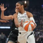 Resultados WNBA Aug 6, 2025; San Francisco, California, USA; Las Vegas Aces center A'ja Wilson (22) holds onto the ball against the Golden State Valkyries in the first quarter at the Chase Center. Mandatory Credit: Cary Edmondson-Imagn Images