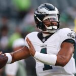 NFL MVP candidato Hurts Aug 7, 2025; Philadelphia, Pennsylvania, USA; Philadelphia Eagles quarterback Jalen Hurts (1) throws the ball as he warms up before a game against the Cincinnati Bengals at Lincoln Financial Field. Mandatory Credit: Bill Streicher-Imagn Images
